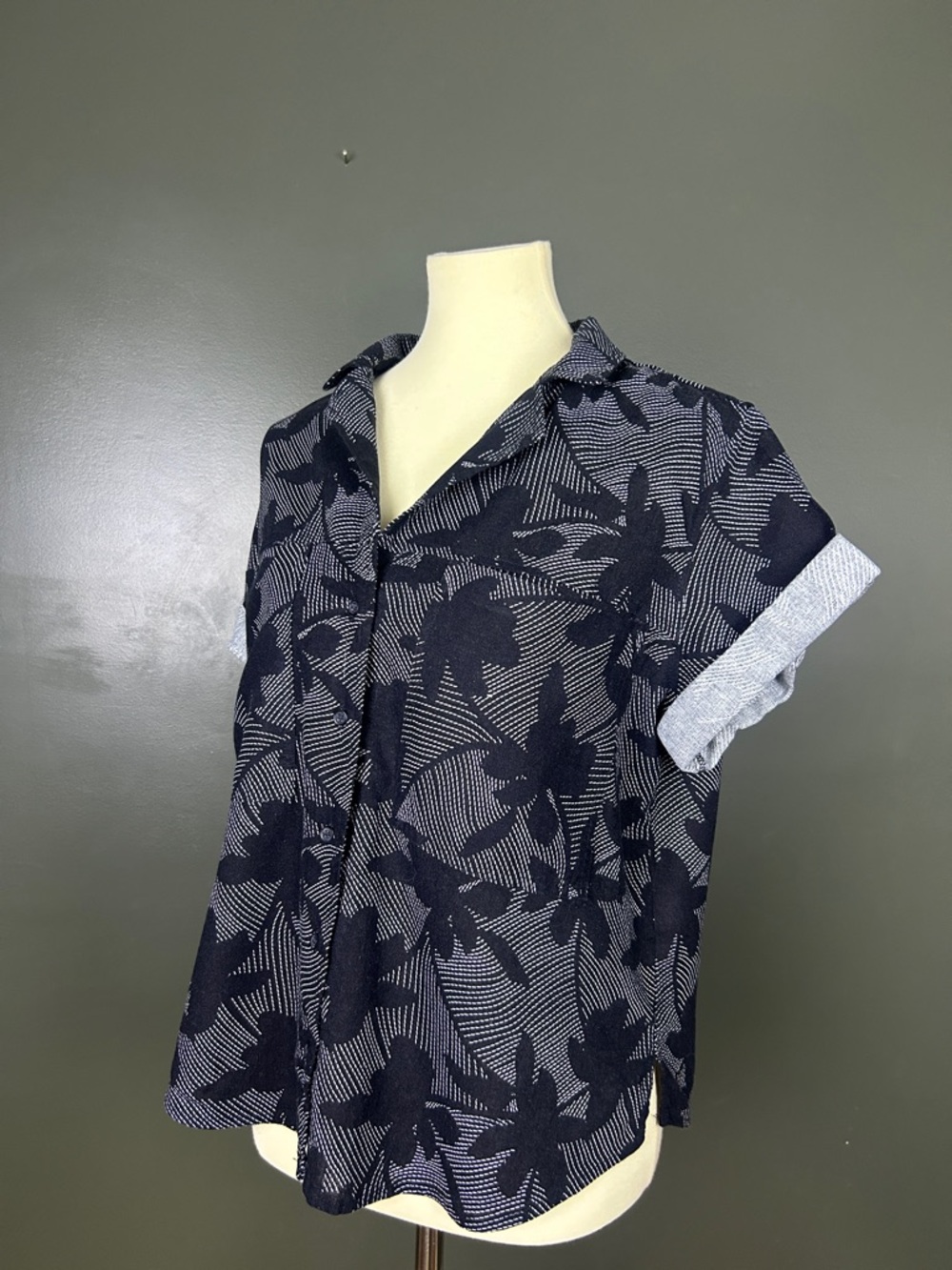 Universal Thread Black Short-Sleeve Shirt with White Dash Print